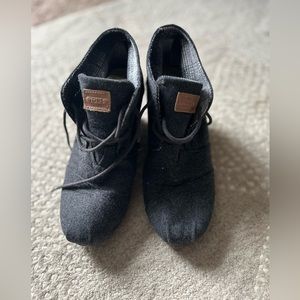 Toms women’s size 8 gray heeled boots